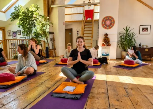 Teilnehmerinnen bei einer gemeinsamen Yoga-Einheit