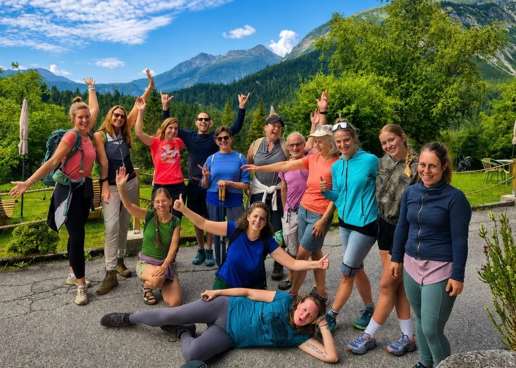 Gruppe von Retreat-Teilnehmern beim gemeinsamen Ausflug in den Bergen