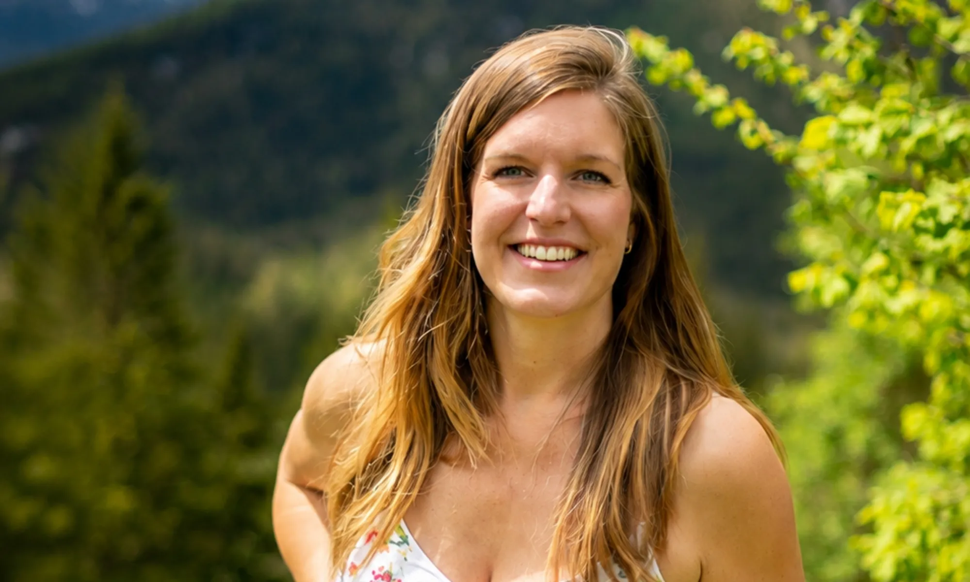 Katrin Mickel-Garber vor einer grünen Berglandschaft