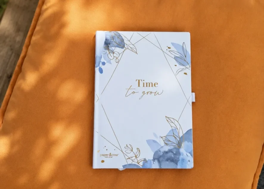 Notizbuch mit der Aufschrift Time to grow als Symbol für persönliche Reflexion