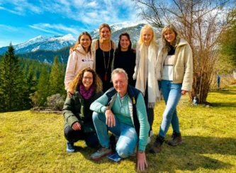 Gruppe von Teilnehmerinnen und Teilnehmern vor einer alpinen Landschaft