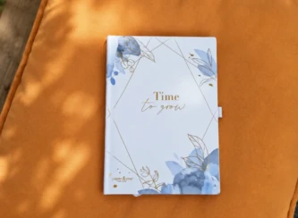 Notizbuch mit der Aufschrift Time to grow als Symbol für persönliche Reflexion