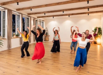 Teilnehmerinnen beim Salsa-Tanzen während eines Retreats
