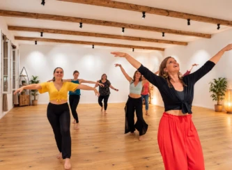 Teilnehmerinnen beim Salsa-Tanzen in bunten Röcken