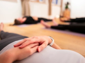 Zeit für sich selbst bei einem Retreat mit Yoga und Entspannung